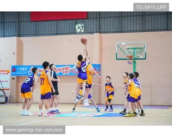 篮球少年后仰投篮姿势惊艳：一场青春与技艺的完美交融